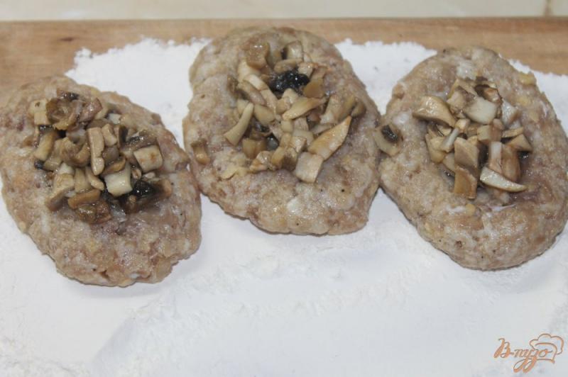 Фото приготовление рецепта: Котлеты из свинины с грибами шаг №5