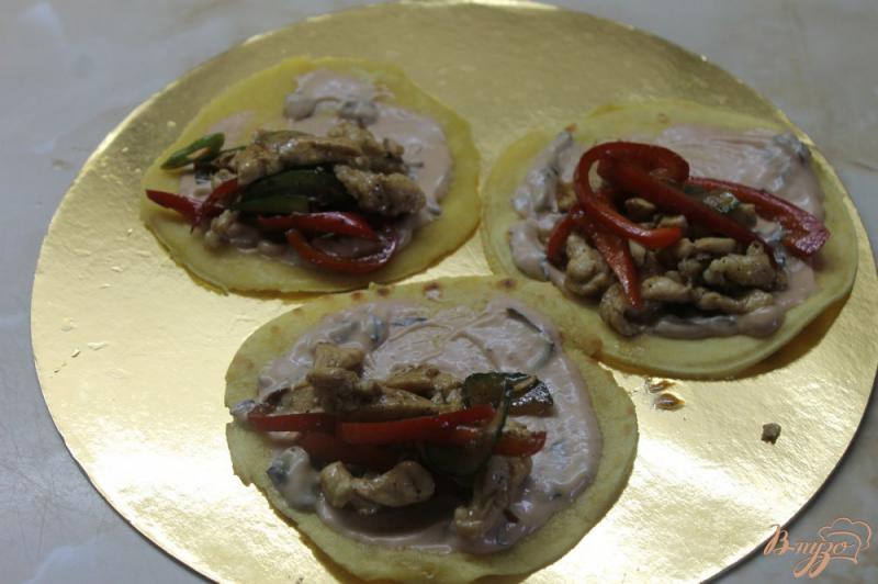 Фото приготовление рецепта: Кукурузные лепешки с курицей и овощами шаг №6