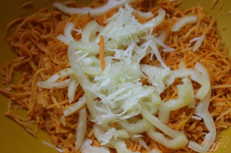 Фото приготовление рецепта: Морковь по - корейски с перцем и кинзой шаг №4