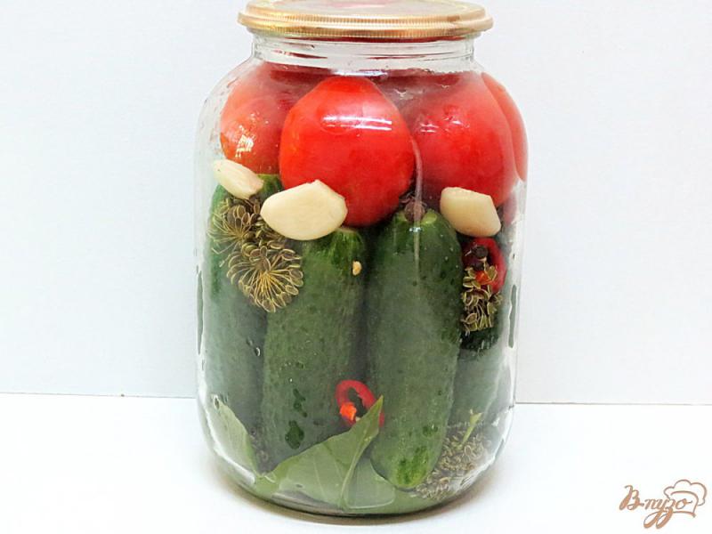 Фото приготовление рецепта: Огурцы и помидоры маринованные с кетчупом шаг №4