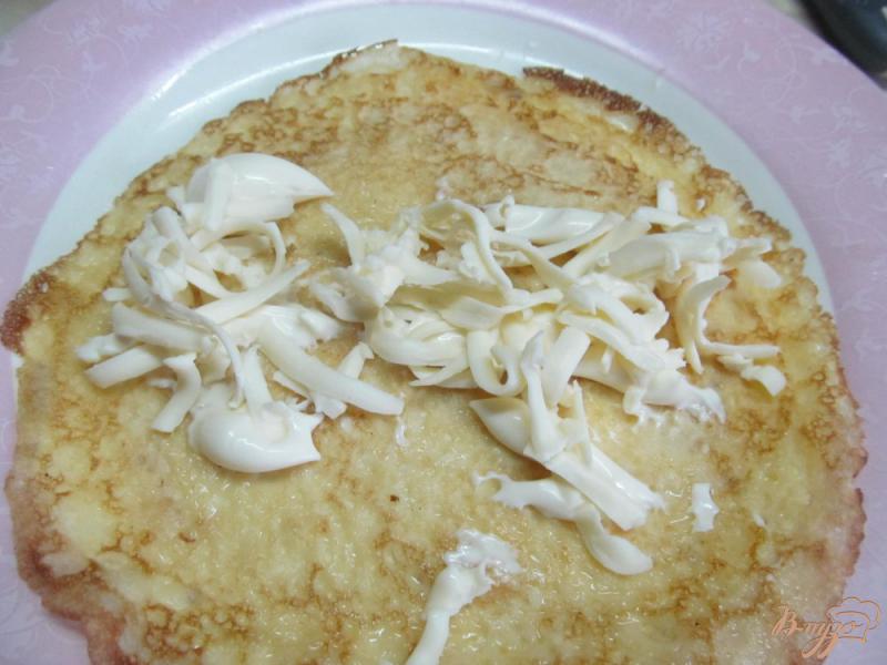 Фото приготовление рецепта: Блинчики с сыром и соленым тунцом шаг №3