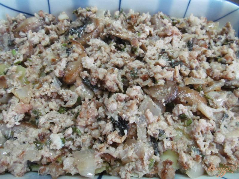 Фото приготовление рецепта: Запеканка из картофеля с фаршем и грибами шаг №5