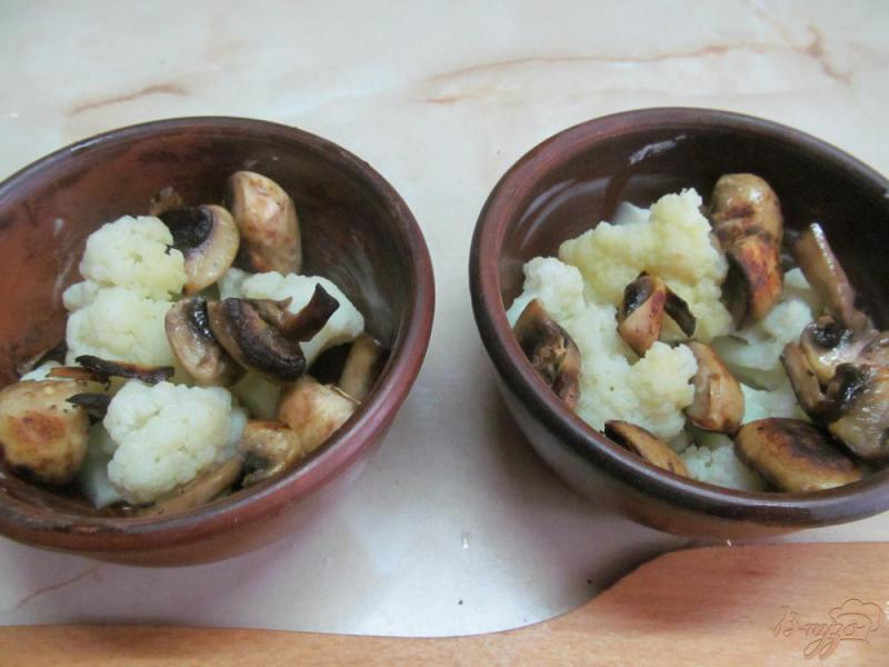 Фото приготовление рецепта: Запеченная цветная капуста с грибами под соусом шаг №6