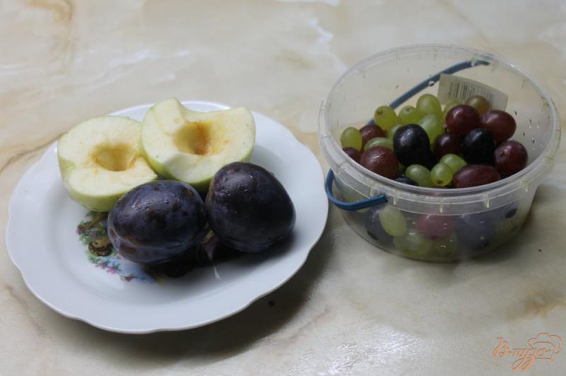 Фото приготовление рецепта: Компот из слив, яблок и винограда шаг №1