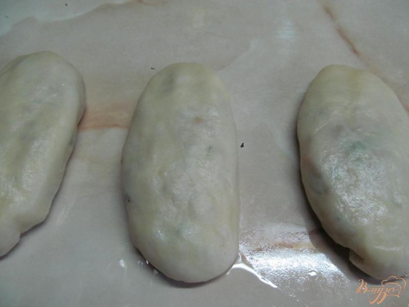 Фото приготовление рецепта: Пирожки с овощной начинкой и куриной печенью шаг №9