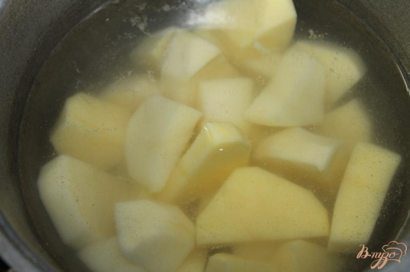 Фото приготовление рецепта: Картофельное пюре с плавленным сыром и сливочным маслом шаг №1