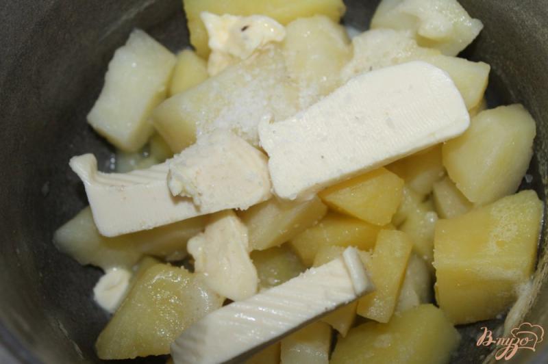 Фото приготовление рецепта: Картофельное пюре с плавленным сыром и сливочным маслом шаг №3
