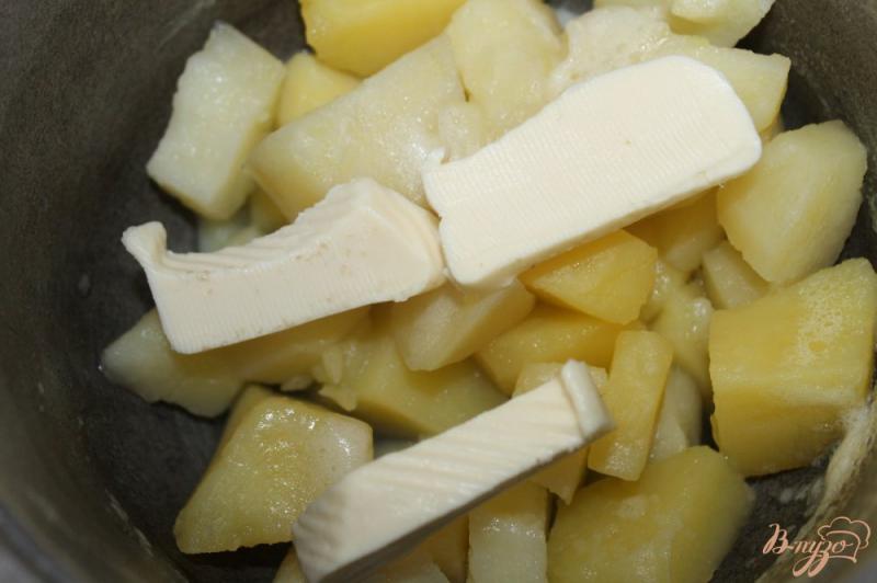 Фото приготовление рецепта: Картофельное пюре с плавленным сыром и сливочным маслом шаг №2
