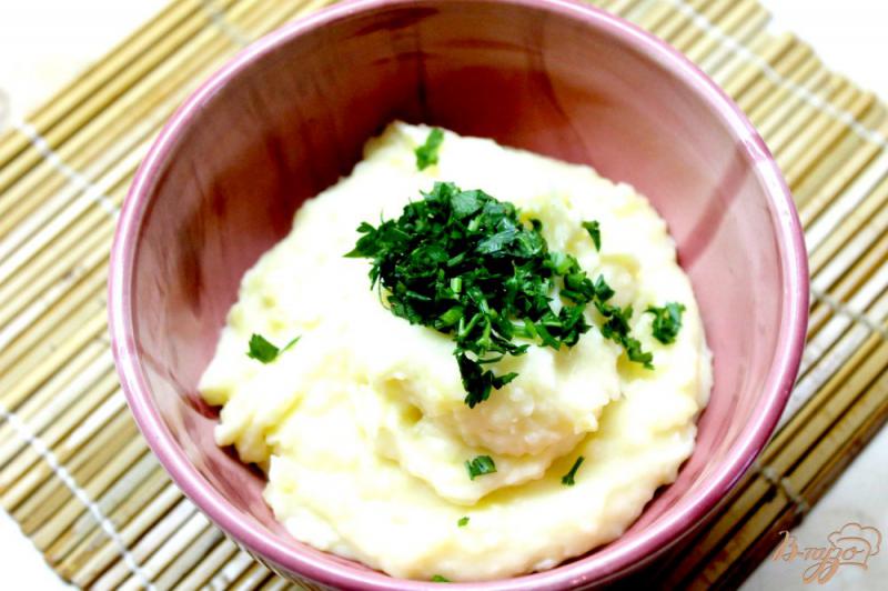 Фото приготовление рецепта: Картофельное пюре с плавленным сыром и сливочным маслом шаг №4