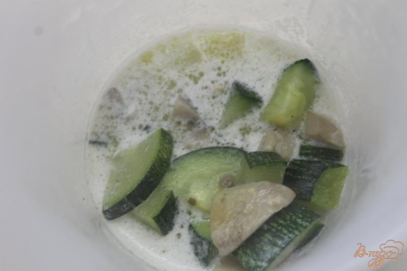 Фото приготовление рецепта: Суп пюре из шампиньонов и кабачка шаг №5