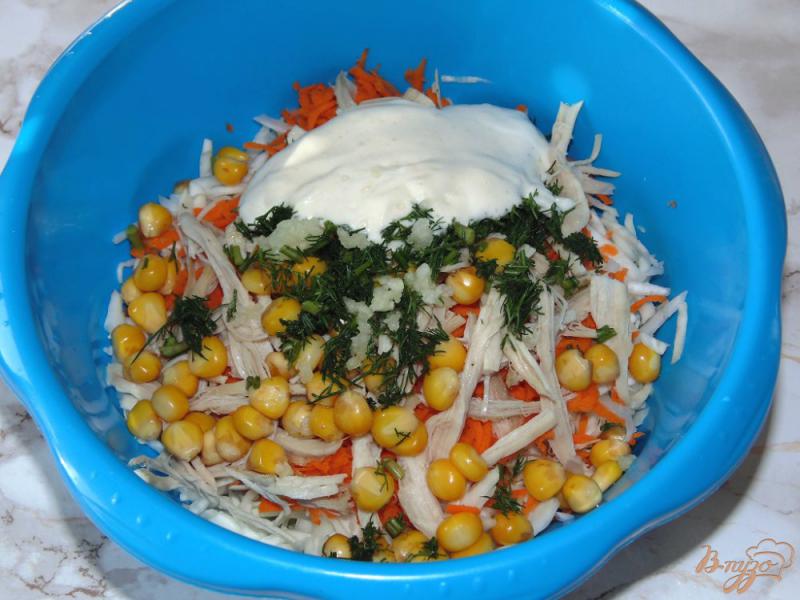 Фото приготовление рецепта: Салат из капусты с морковью и мясом курицы шаг №5