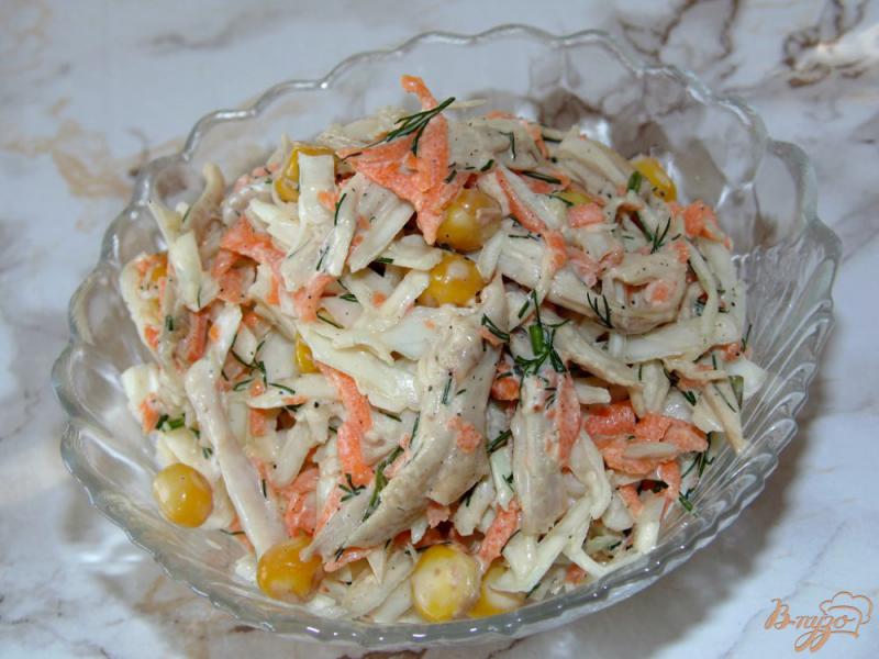 Фото приготовление рецепта: Салат из капусты с морковью и мясом курицы шаг №6
