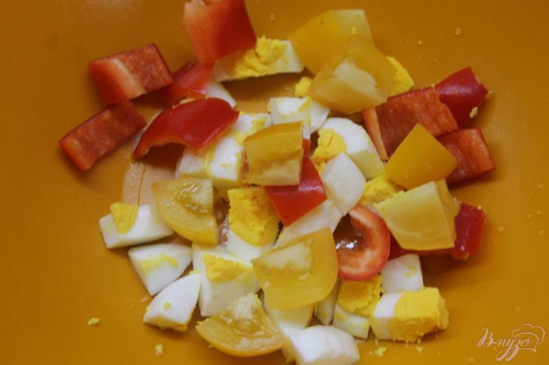 Фото приготовление рецепта: Сытный салат с яйцом, колбасой и овощами шаг №2