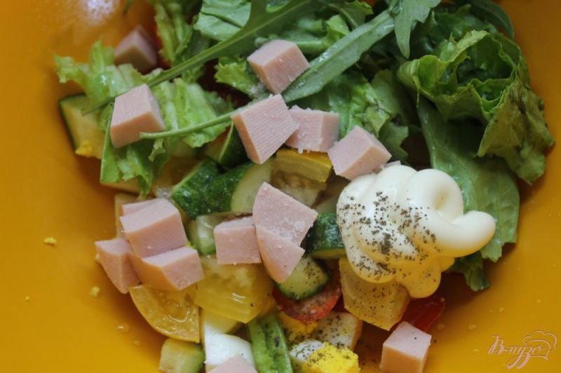 Фото приготовление рецепта: Сытный салат с яйцом, колбасой и овощами шаг №4