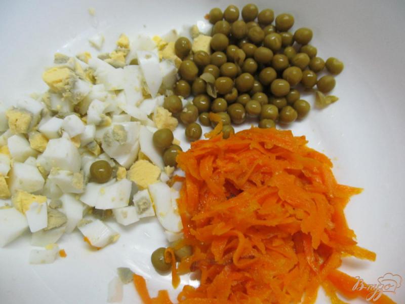 Фото приготовление рецепта: Салат с куриной печенью и морковью шаг №2