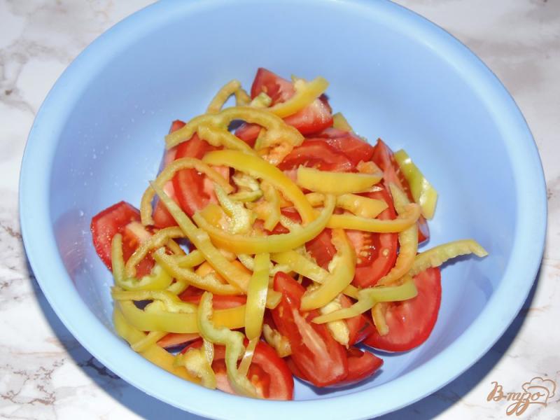 Фото приготовление рецепта: Салат из помидоров с красным луком и чесночной заправкой шаг №2