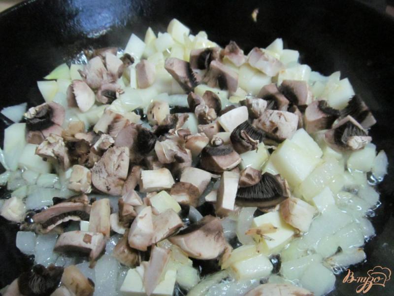 Фото приготовление рецепта: Тушенная капуста с грибами и патиссоном шаг №2
