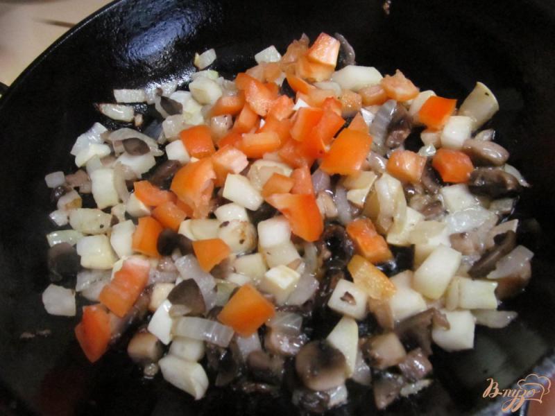 Фото приготовление рецепта: Тушенная капуста с грибами и патиссоном шаг №3