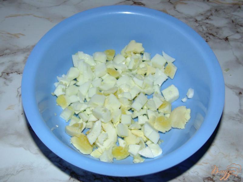 Фото приготовление рецепта: Яичный салат с красным сладким перцем и сыром шаг №1