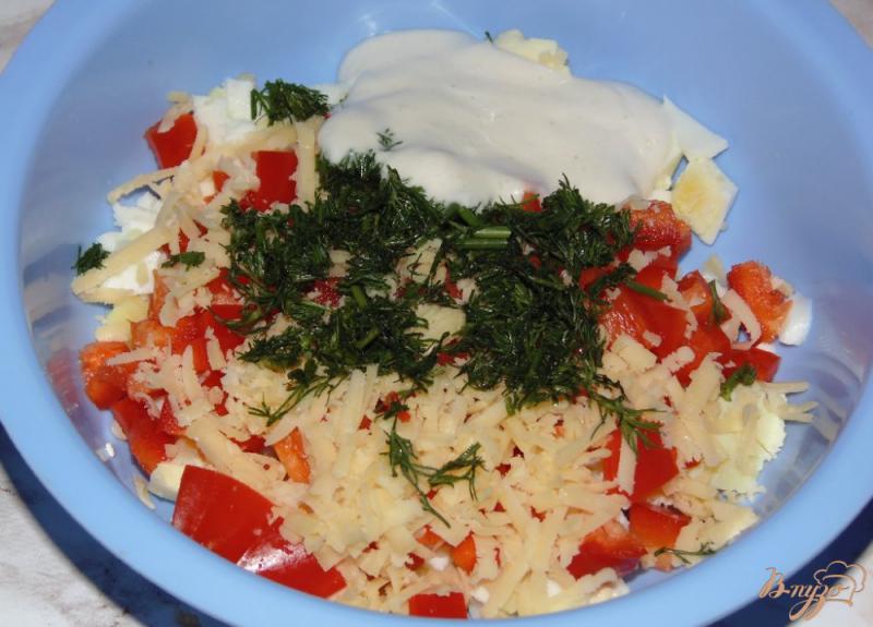 Фото приготовление рецепта: Яичный салат с красным сладким перцем и сыром шаг №3