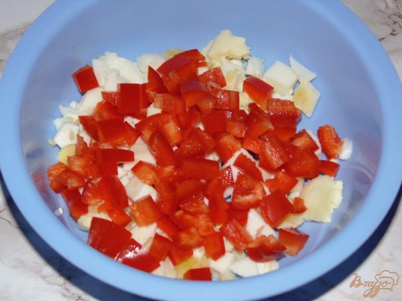 Фото приготовление рецепта: Яичный салат с красным сладким перцем и сыром шаг №2