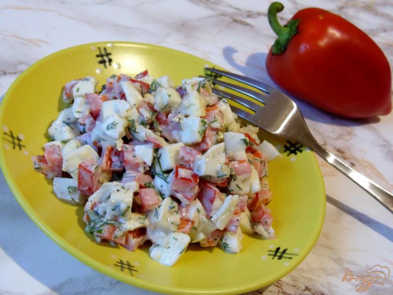 Фото приготовление рецепта: Яичный салат с красным сладким перцем и сыром шаг №4