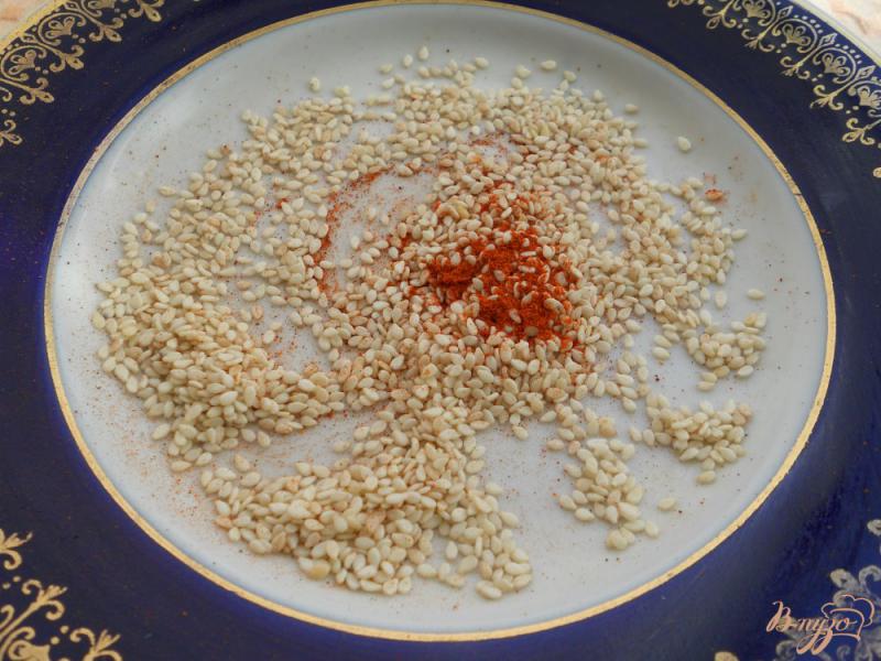 Фото приготовление рецепта: Салат из желтых помидоров с сырными шариками шаг №3