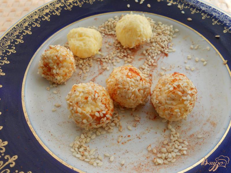 Фото приготовление рецепта: Салат из желтых помидоров с сырными шариками шаг №4