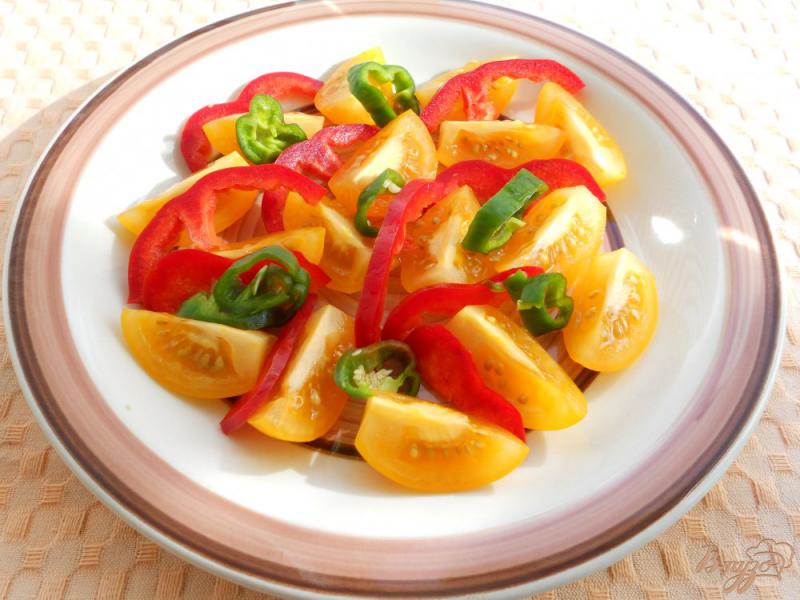 Фото приготовление рецепта: Салат из желтых помидоров с сырными шариками шаг №1