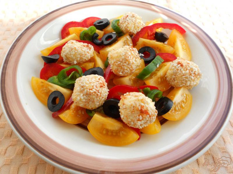 Фото приготовление рецепта: Салат из желтых помидоров с сырными шариками шаг №5