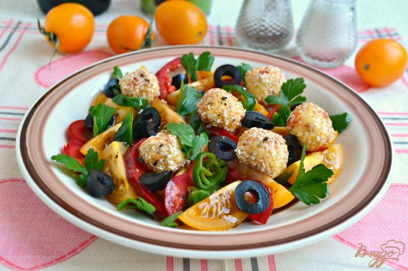 Фото приготовление рецепта: Салат из желтых помидоров с сырными шариками шаг №7