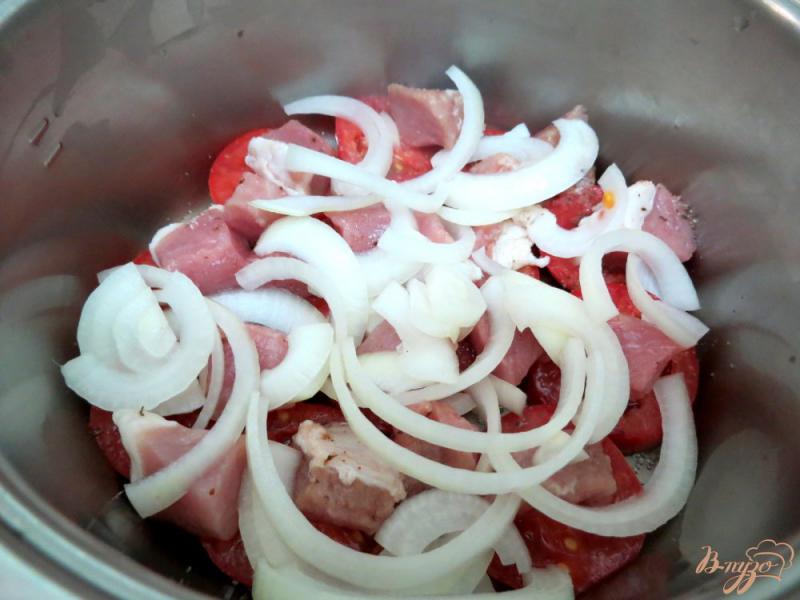 Фото приготовление рецепта: Мясо тушёное с овощами шаг №3