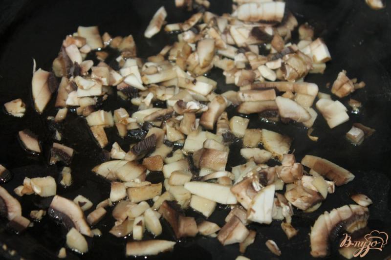 Фото приготовление рецепта: Куриные бедра в грибном соусе шаг №7