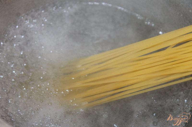 Фото приготовление рецепта: Спагетти с курицей, овощами и вялеными помидорами шаг №1