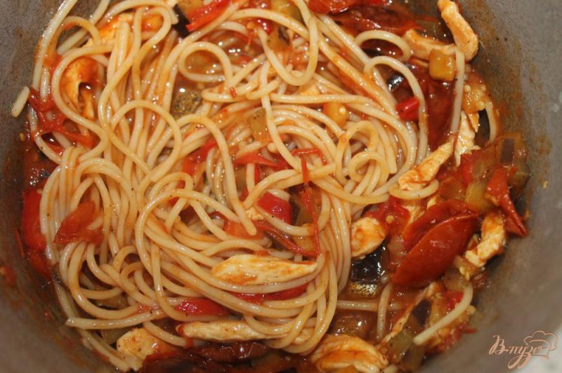 Фото приготовление рецепта: Спагетти с курицей, овощами и вялеными помидорами шаг №6