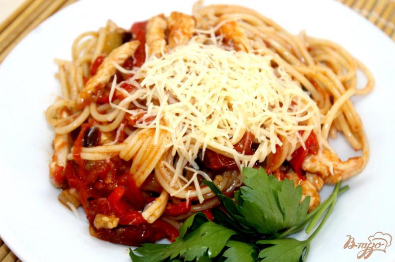 Фото приготовление рецепта: Спагетти с курицей, овощами и вялеными помидорами шаг №7