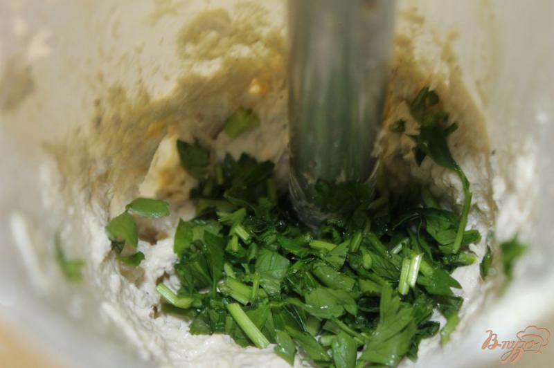 Фото приготовление рецепта: Закусочное масло с добавлением скумбрии и зелени шаг №4