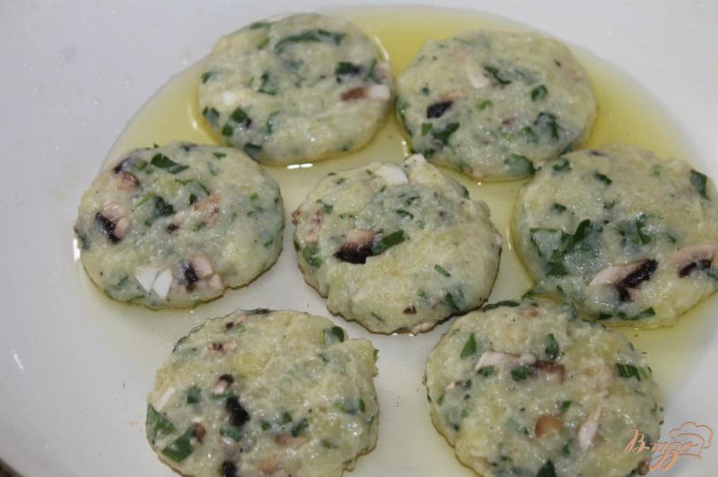 Фото приготовление рецепта: Картофельные котлетки с зеленью и грибами шаг №6