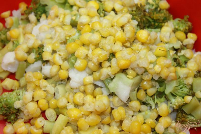 Фото приготовление рецепта: Овощной микс из спаржевой фасоли, брокколи, цветной капусты и кукурузы в заготовку шаг №4