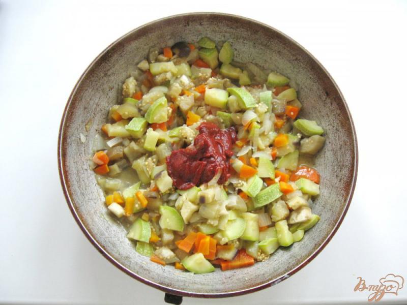 Фото приготовление рецепта: Икра из баклажанов и кабачков с томатной пастой шаг №4