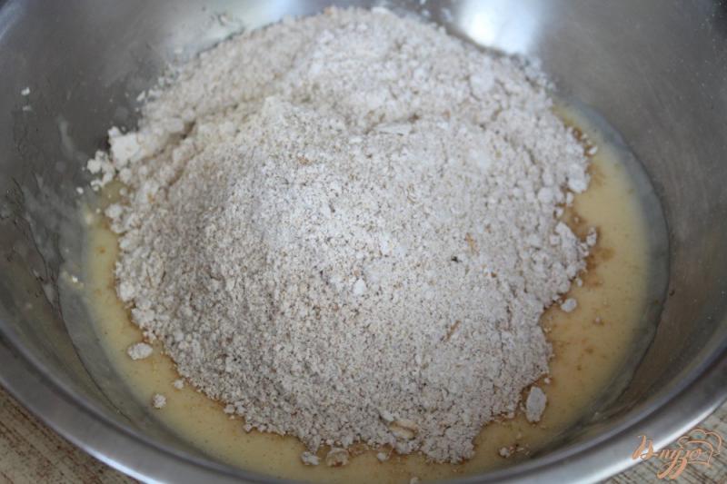 Фото приготовление рецепта: Овсяный пирог с кэробом и яблоками шаг №3
