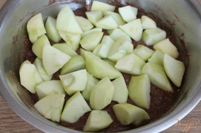 Фото приготовление рецепта: Овсяный пирог с кэробом и яблоками шаг №5