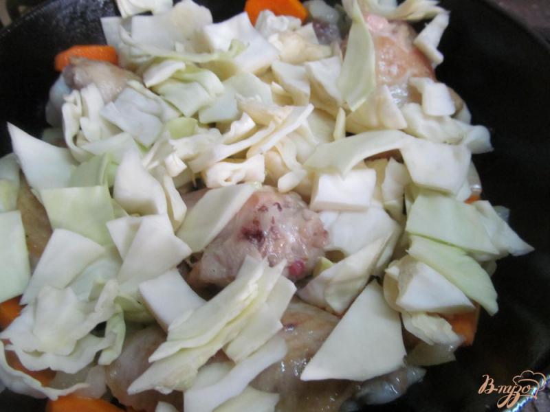 Фото приготовление рецепта: Куриные крылышки с перловкой и овощами шаг №3