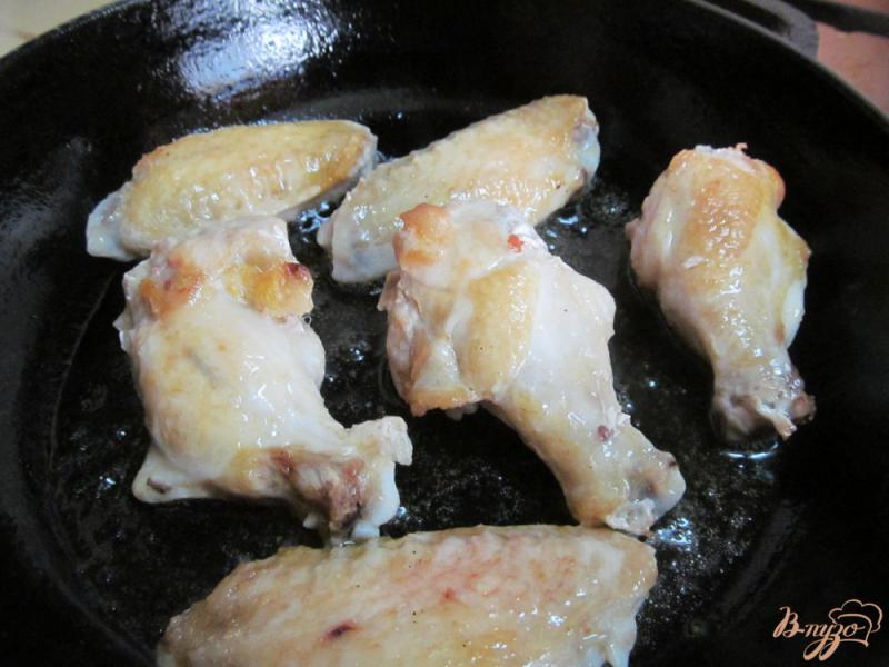 Фото приготовление рецепта: Куриные крылышки с перловкой и овощами шаг №1
