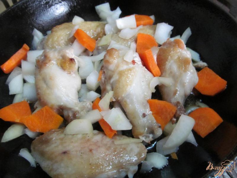 Фото приготовление рецепта: Куриные крылышки с перловкой и овощами шаг №2