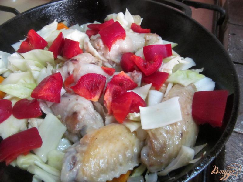 Фото приготовление рецепта: Куриные крылышки с перловкой и овощами шаг №4
