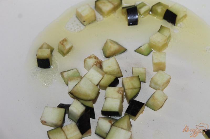 Фото приготовление рецепта: Салат с баклажанами, черри и маринованными шампиньонами шаг №2