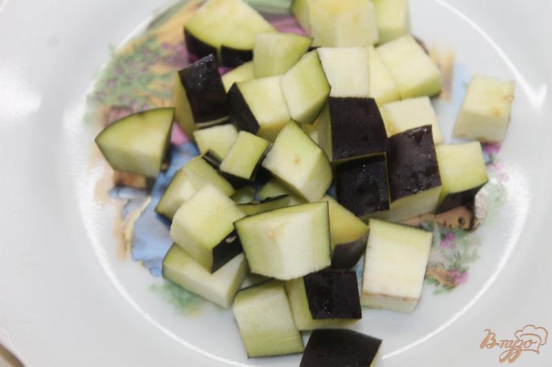 Фото приготовление рецепта: Салат с баклажанами, черри и маринованными шампиньонами шаг №1