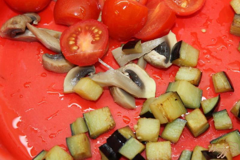 Фото приготовление рецепта: Салат с баклажанами, черри и маринованными шампиньонами шаг №4
