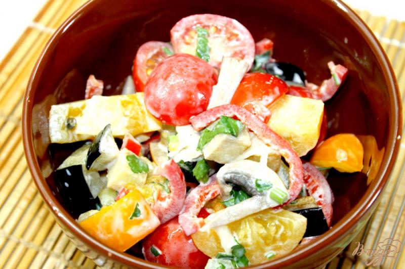 Фото приготовление рецепта: Салат с баклажанами, черри и маринованными шампиньонами шаг №7